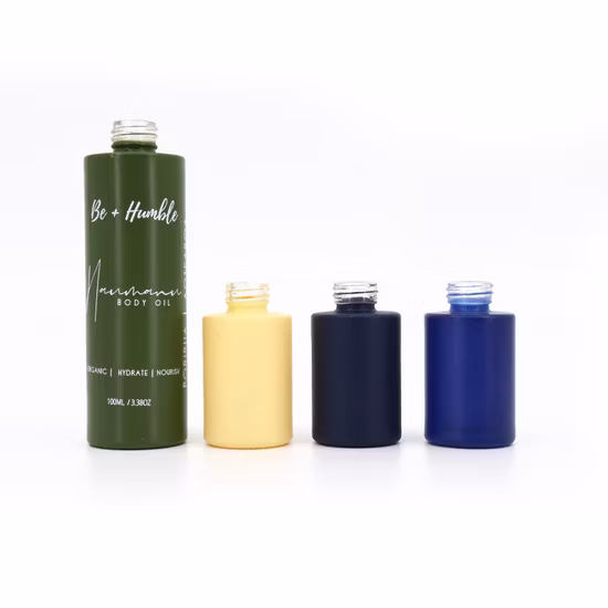 Opalweiß gefrostete Glasflaschen mit flacher Schulter und rundem Boden, 30 ml und 50 ml, mit goldglänzenden Metallpumpen oder Tropfern